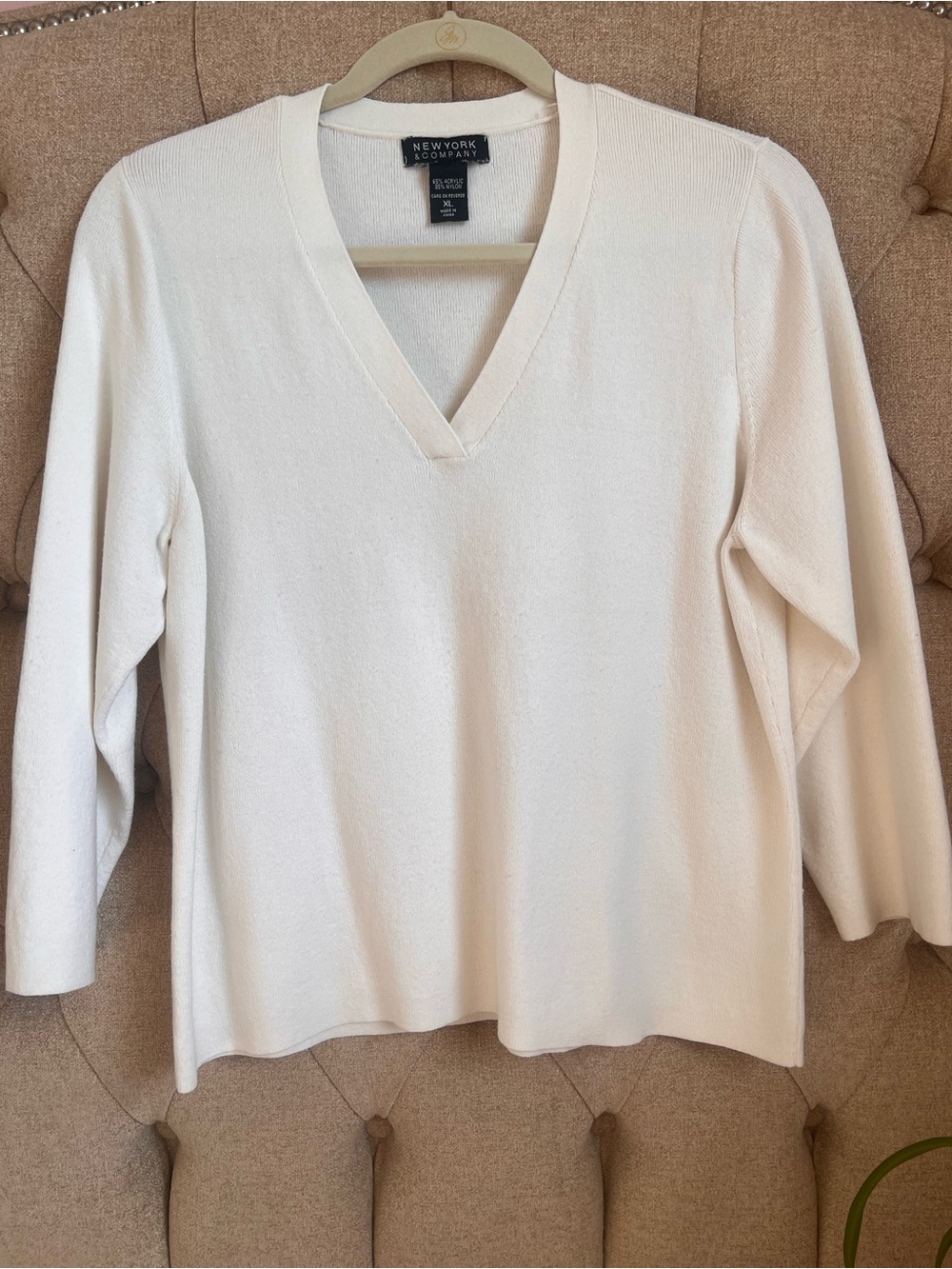 ♦️ B2G1 New York & Company White V-Neck sweater XL 3/4 sleeve